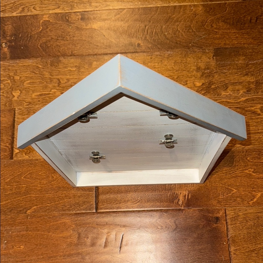 Gray and White House-Shaped Wall Organizer - Picture 4 of 7
